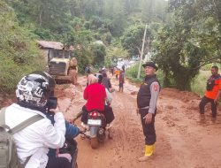 Sigap Tanpa Menunggu Lama, Polisi dan TNI Bersihkan Longsor Susulan di Jalur Takengon – Bintang