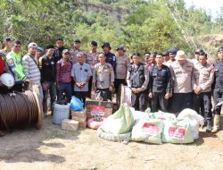 Kapolres Aceh Tengah Bersama BKO Brimob Distribusikan Logistik dan Sling ke Desa Terisolir di Kecamatan Linge