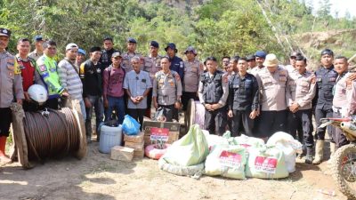 Kapolres Aceh Tengah Bersama BKO Brimob Distribusikan Logistik dan Sling ke Desa Terisolir di Kecamatan Linge