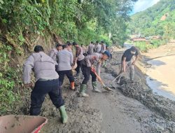 Bahu-Membahu Pulihkan Jalur Vital, Polsek Silih Nara dan Brimob Bersihkan Jalan
