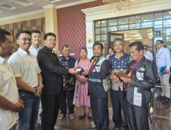 Panitia Perayaan Natal Gereja Se-Sumatera Utara Serahkan Bantuan kepada Ephorus HKBP