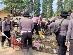 Polres Lhokseumawe dan Brimob Polda Kaltim Lanjutkan Pembersihan SD Negeri 3 Sawang