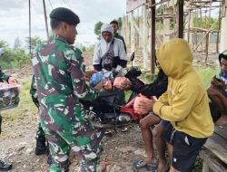 Satgas Pamtas Yonarhanud 2 Kostrad Bagikan Makanan Kepada Masyarakat