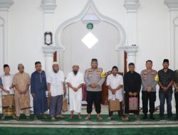 Polres Nias Selatan Beri Bingkisan Paket Alat Sholat di Beberapa Mesjid