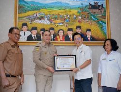Bupati Pakpak Bharat Terima Piagam Penghargaan dari Kementerian Keuangan RI