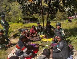 Berbagi Berkat: TNI Keliling Bagikan Sembako untuk Masyarakat Papua