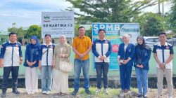 Dosen UMA dan Mahasiswa IKAMITA Bagi Alat Tulis di SD Kartika 1-3 Deli Serdang