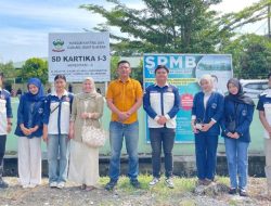 Dosen UMA dan Mahasiswa IKAMITA Bagi Alat Tulis di SD Kartika 1-3 Deli Serdang