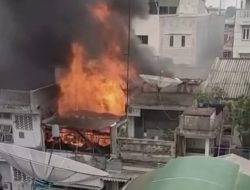 Toko Sparepart Mobil di Jalan Semarang Terbakar