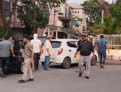 Berulah Lagi, Sejumlah Pria Diduga Debt Collector Lakukan Upaya Penarikan Paksa Mobil di Depan Polsek Medan Baru